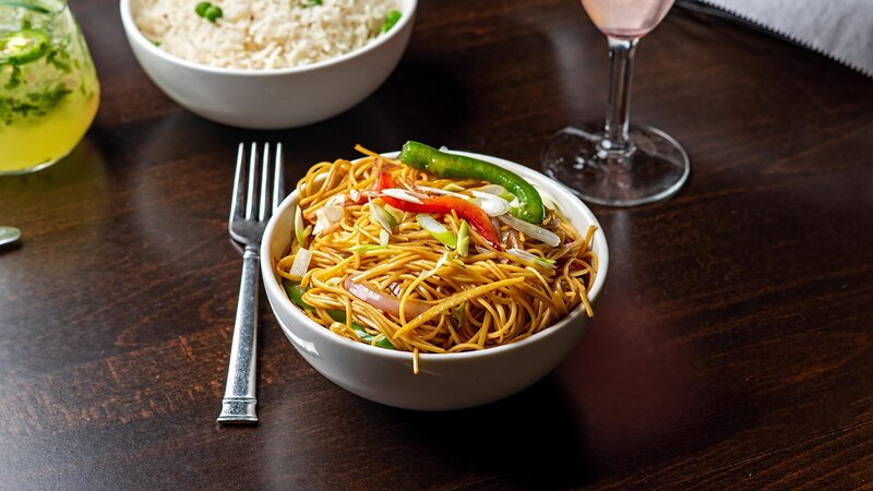 Hakka noodles topped with peppers